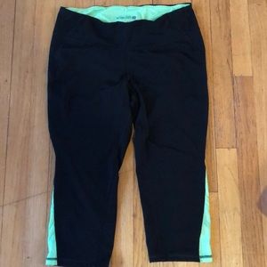 Women’s Old Navy capri leggings, size XL.